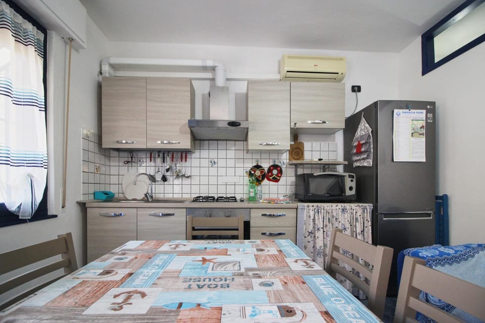 Kitchen or kitchenette, air conditioner