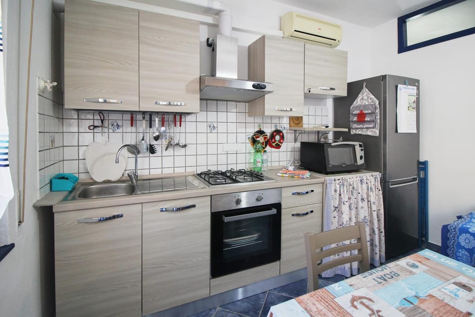 Kitchen or kitchenette, air conditioner