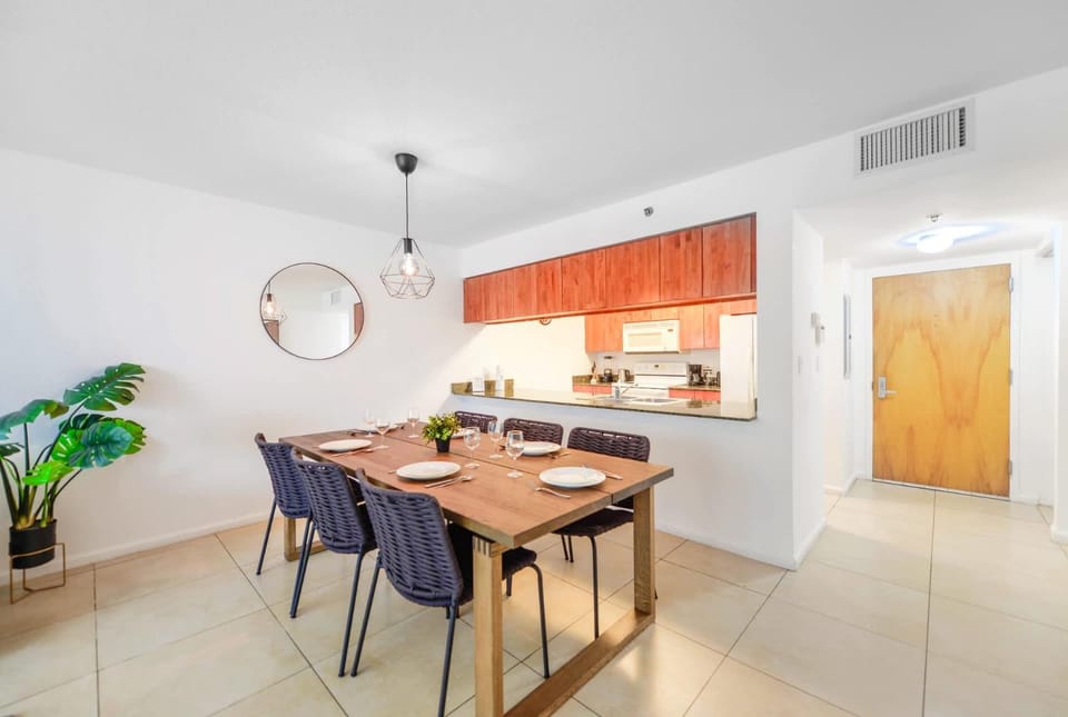 Kitchen or kitchenette, Dining area