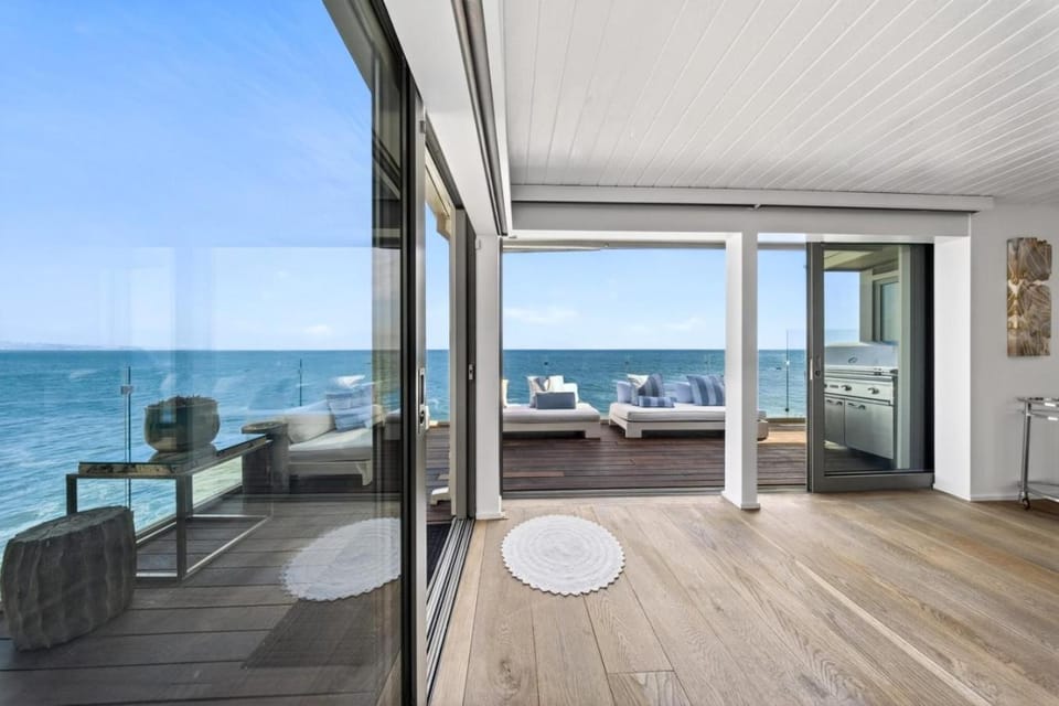 Malibu Beachfront 4BR, Sea Views & Beach Access House in Malibu