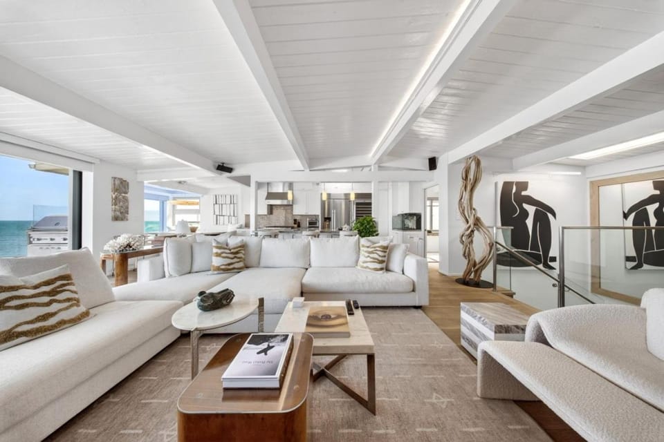 Malibu Beachfront 4BR, Sea Views & Beach Access House in Malibu