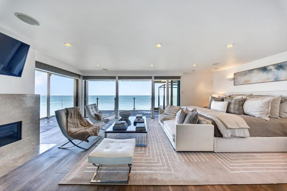 Malibu Beachfront 4BR, Sea Views & Beach Access House in Malibu