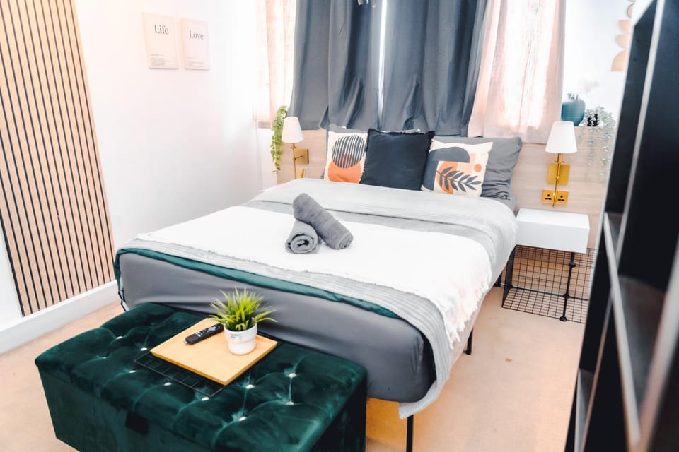 3 BR APT with Hot Tub & Sauna - 18 Swinford Gardens Apartment in London Borough of Southwark