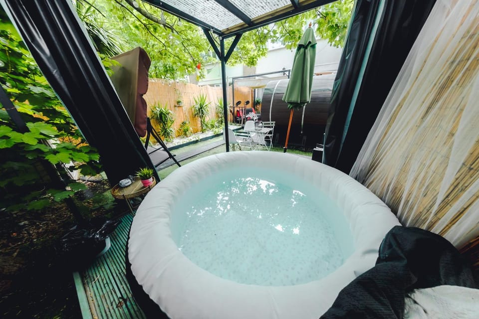 3 BR APT with Hot Tub & Sauna - 18 Swinford Gardens Apartment in London Borough of Southwark