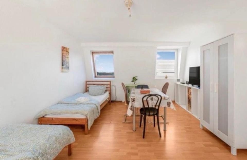 Bed, TV and multimedia, Living room, Photo of the whole room, Seating area, Dining area, Bedroom