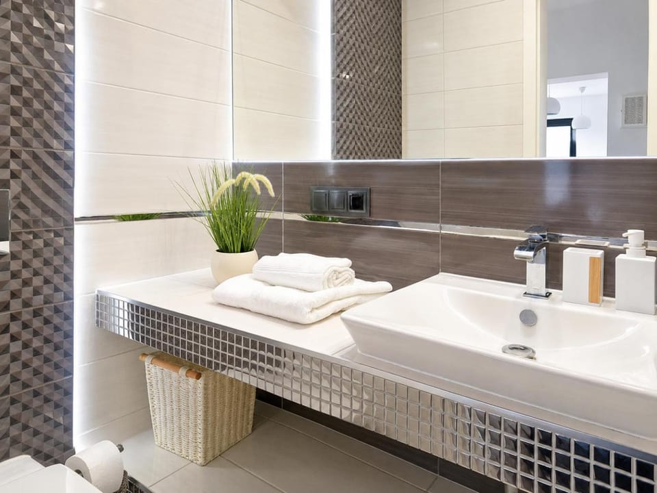 Bathroom, towels