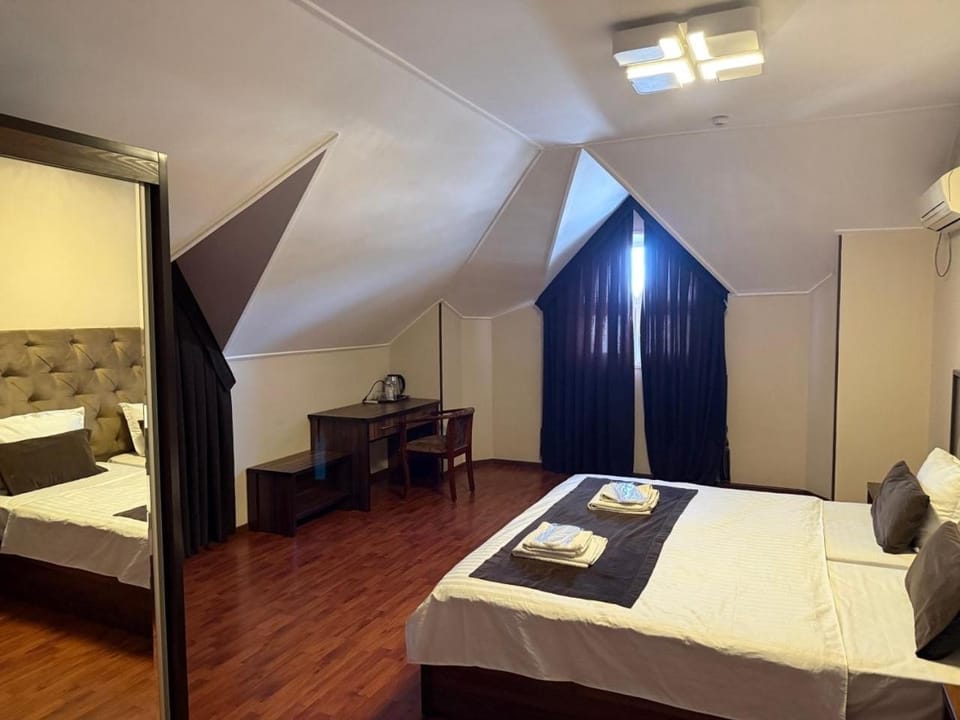 Bed, TV and multimedia, Photo of the whole room, Bedroom
