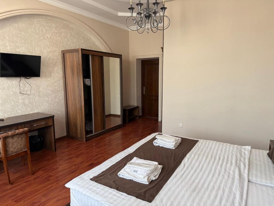 Communal lounge/ TV room, Bed, TV and multimedia, Photo of the whole room, Bedroom, towels, wardrobe, air conditioner