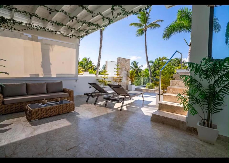 View (from property/room), Balcony/Terrace, Seating area, Pool view, Swimming pool, sunbed