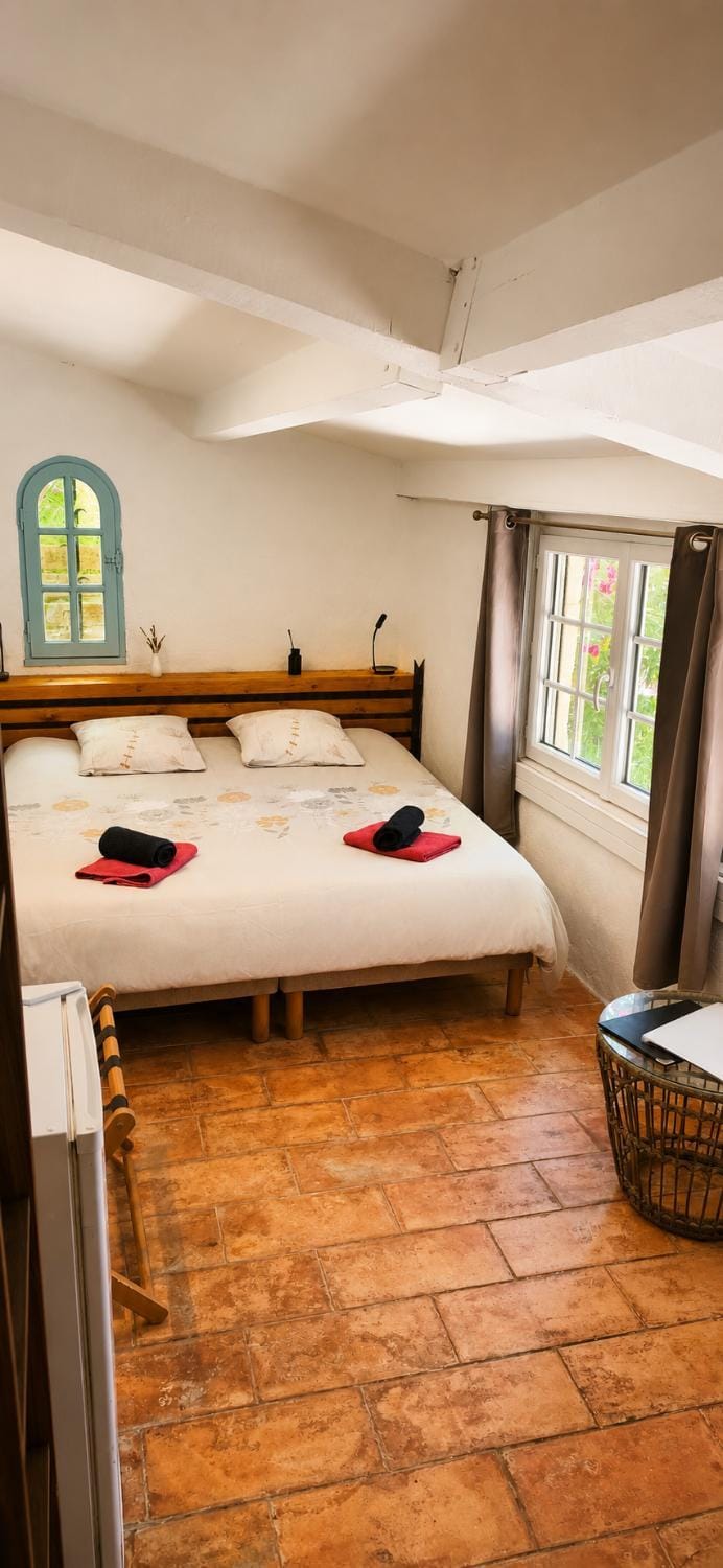 Mazet indépendant très calme Bed and Breakfast in Provence