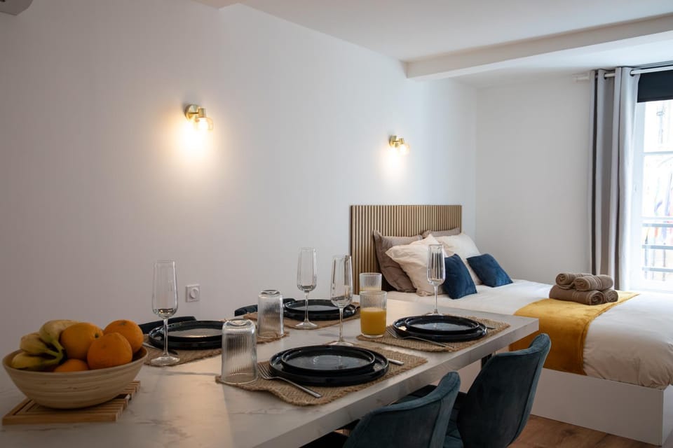 Bed, Photo of the whole room, Dining area, Bedroom