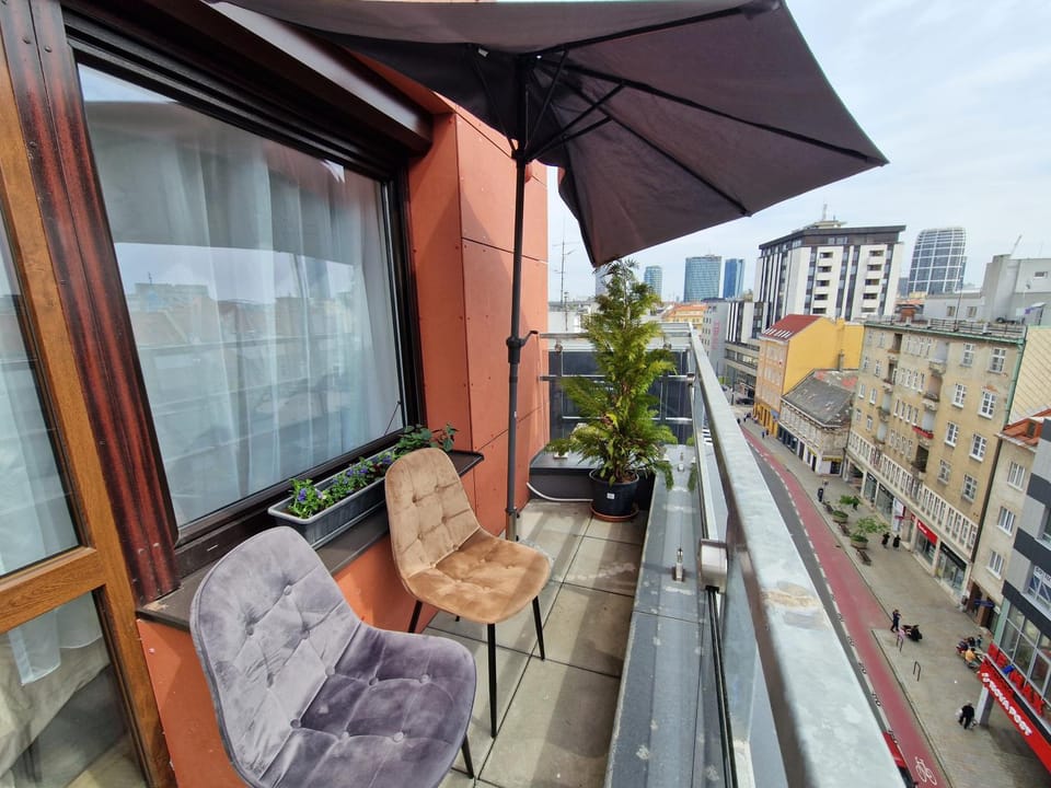 Property building, Day, Balcony/Terrace, furniture