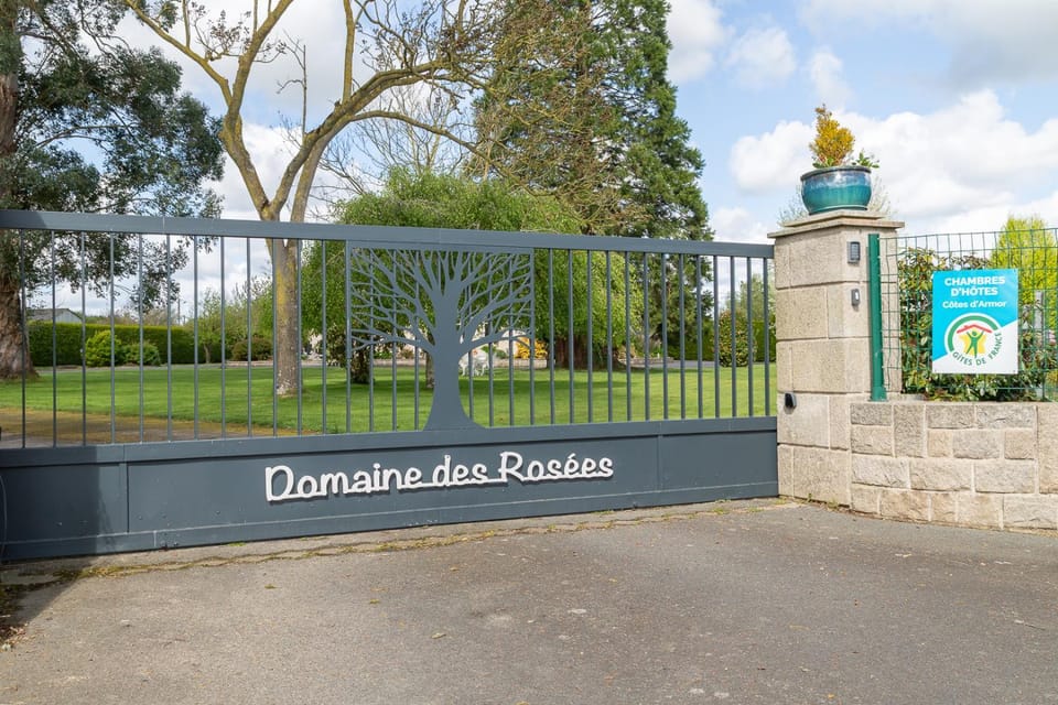 Facade/entrance, Property logo or sign, Natural landscape