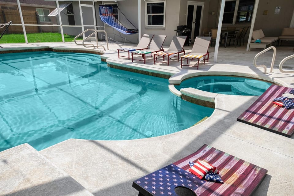 Swimming pool, sunbed