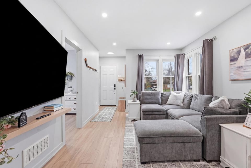 Cozy Cityscapes House in Saint Catharines