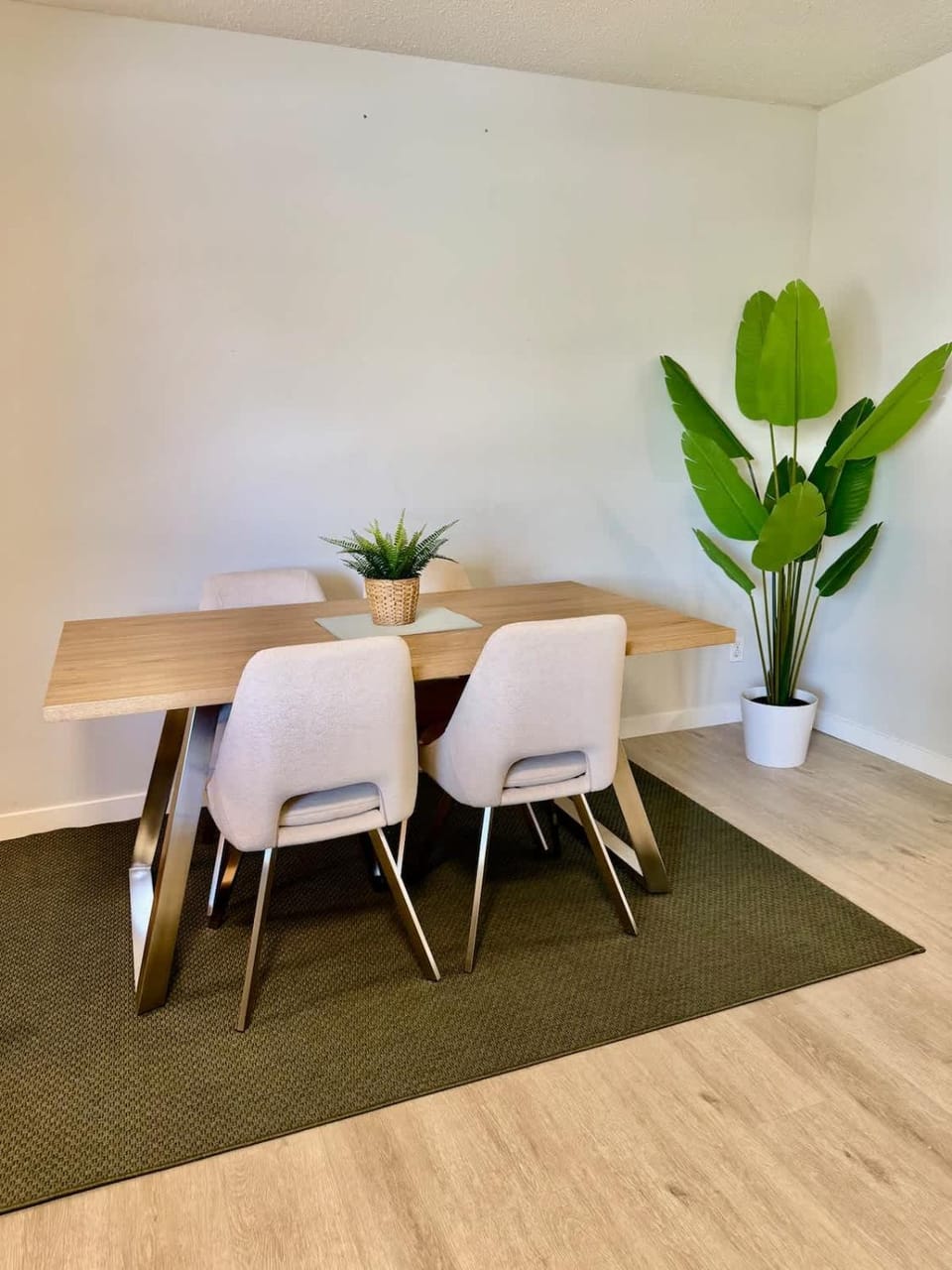 Modern Cozy 2 BR Retreat Near DT & CTrain House in Calgary