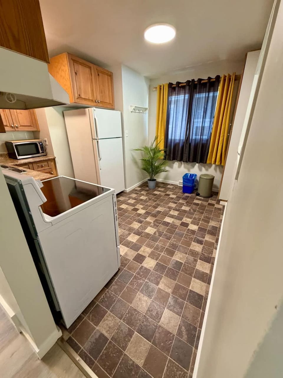 Modern Cozy 2 BR Retreat Near DT & CTrain House in Calgary
