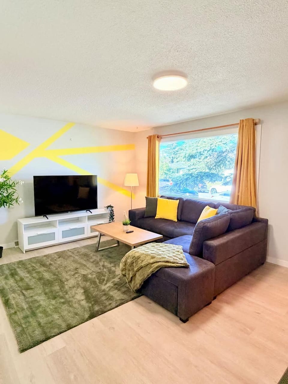 Modern Cozy 2 BR Retreat Near DT & CTrain House in Calgary