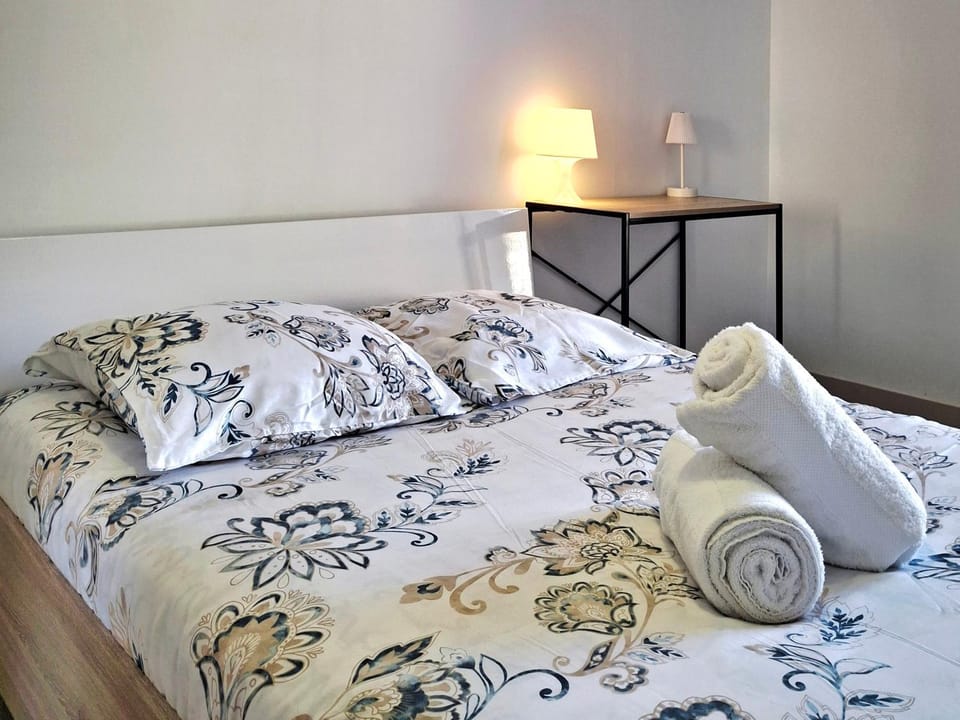 Bed, Photo of the whole room, Bedroom, towels