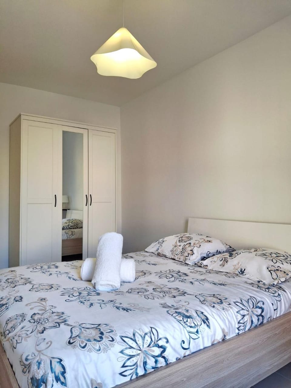 Photo of the whole room, Bedroom, wardrobe