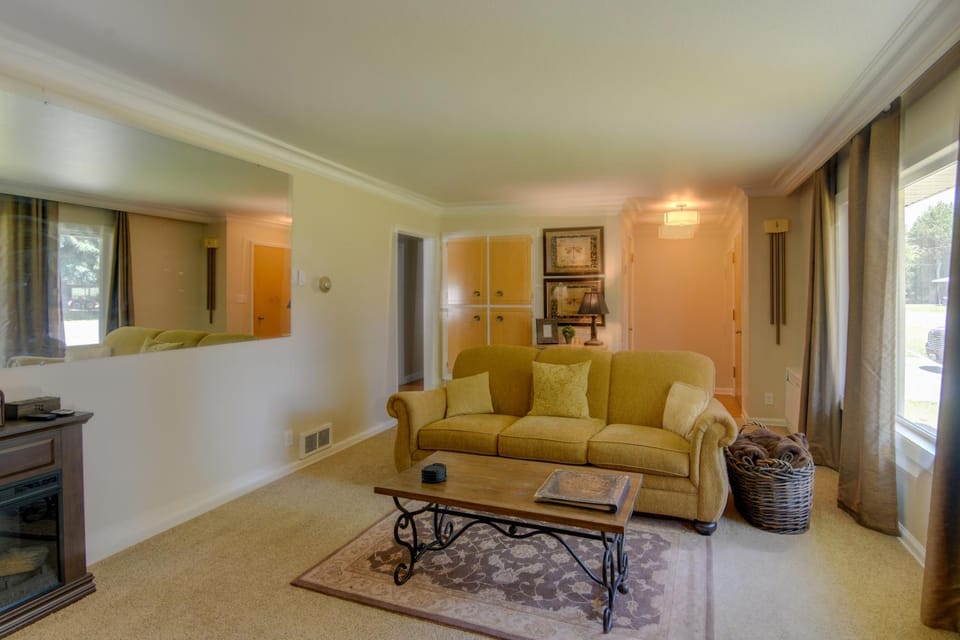 Hike, Golf & Fish! Pet-Friendly Getaway in Ashton House in Ashton