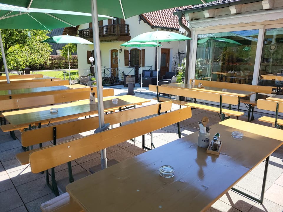 Property building, Restaurant/places to eat, Balcony/Terrace