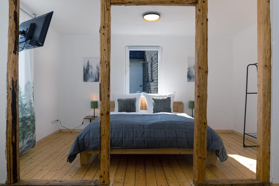 Bed, TV and multimedia, Photo of the whole room, Bedroom