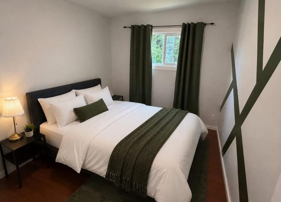 Central Cozy 2BR Stay Near Downtown & Zoo House in Calgary
