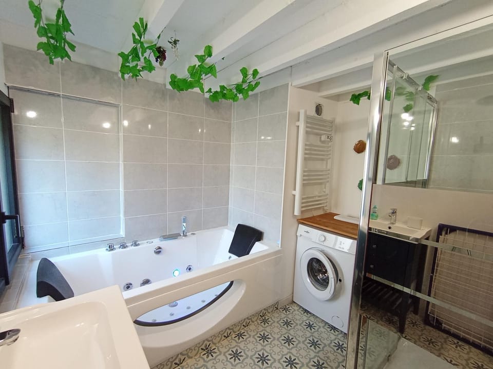 Hot Tub, Bathroom