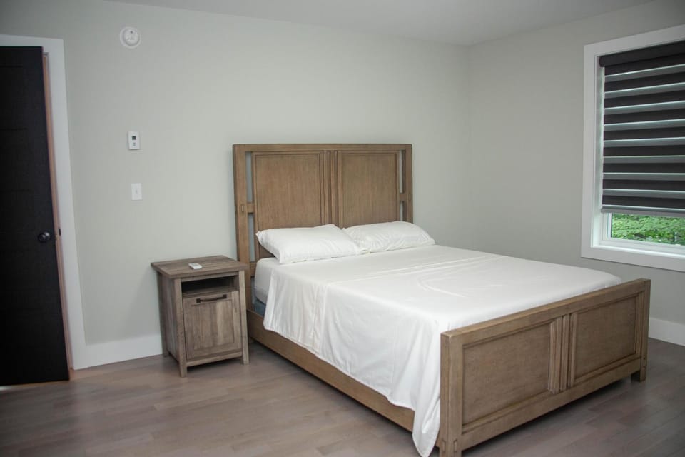 Cozy 4BR Lakeside House, Fireplace, Garage House in Casco