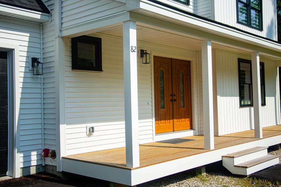 Cozy 4BR Lakeside House, Fireplace, Garage House in Casco