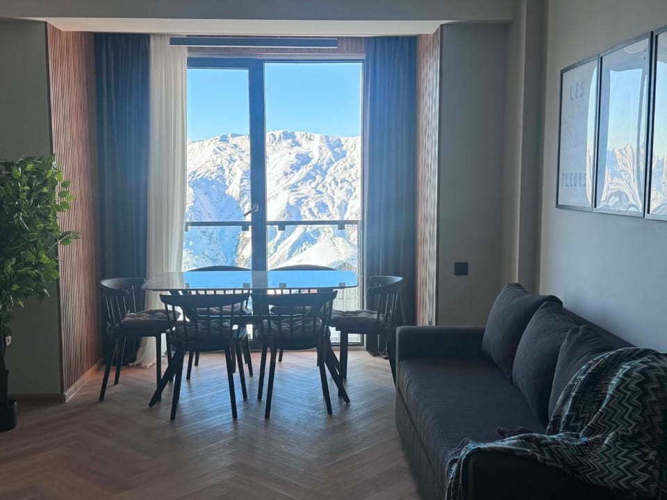 Natural landscape, View (from property/room), Balcony/Terrace, Living room, Seating area, Dining area, Mountain view