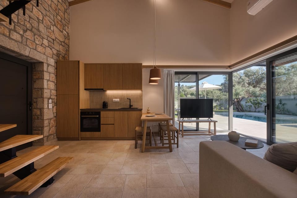 Kitchen or kitchenette, Living room, Seating area, Dining area, oven