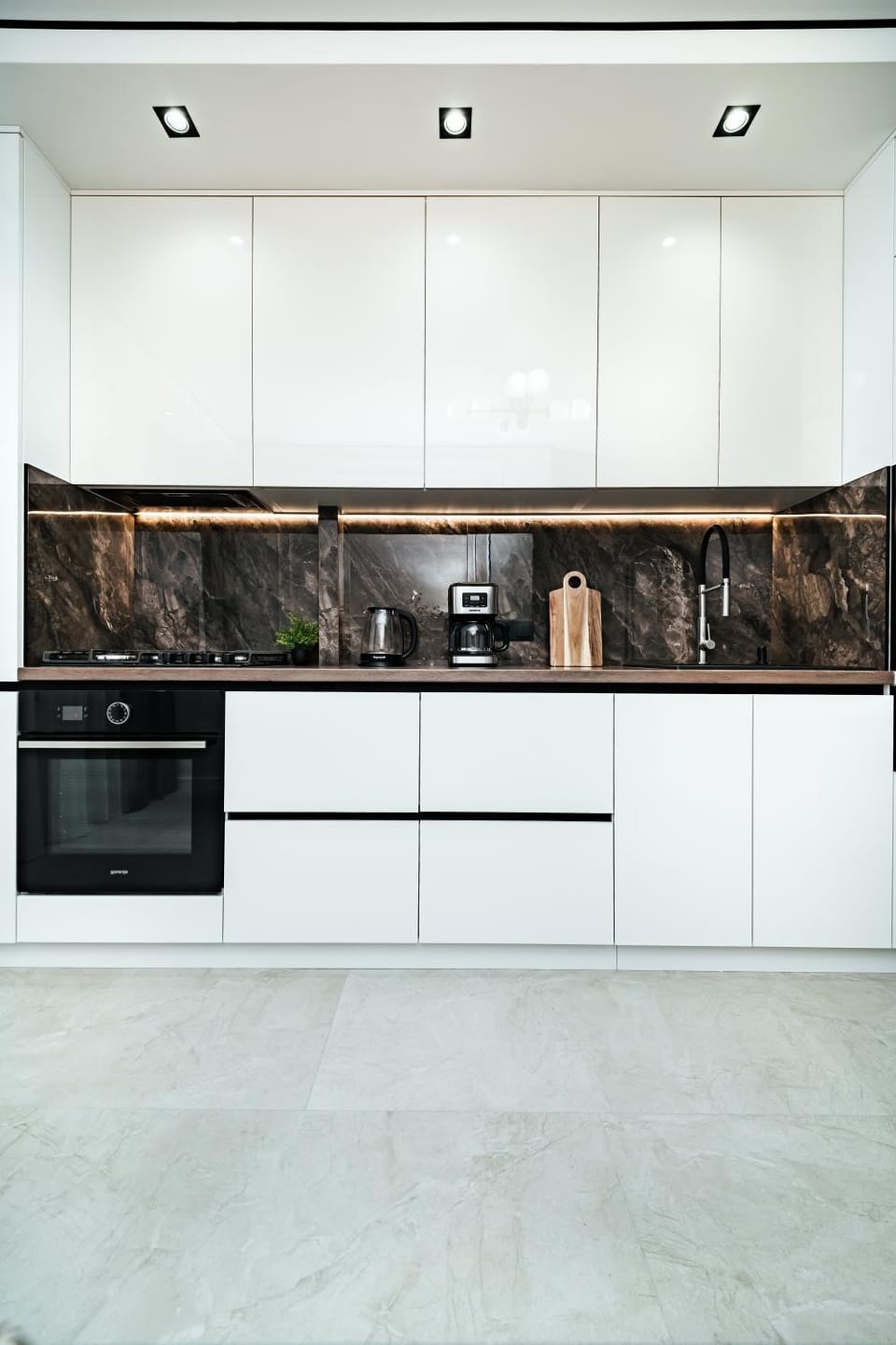 Coffee/tea facilities, Kitchen or kitchenette, oven, stove
