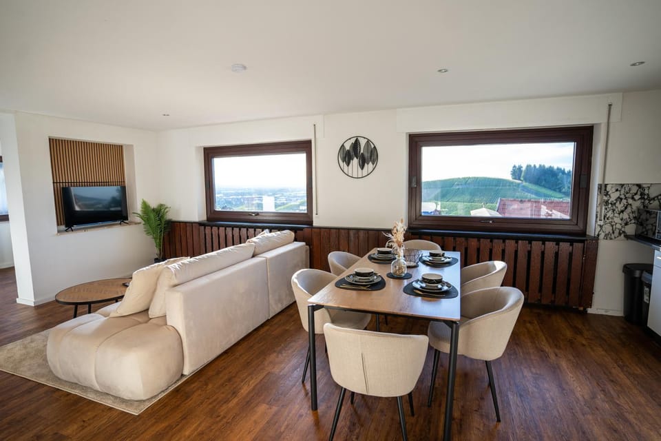 Communal lounge/ TV room, TV and multimedia, Living room, Seating area, Dining area, Evening entertainment