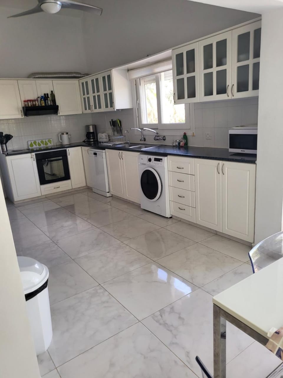 Kitchen or kitchenette, dishwasher, washing machine