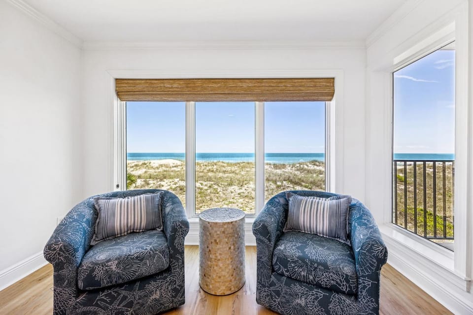 Newly remodeled oceanfront condo steps to the beach Apartment in Fernandina Beach