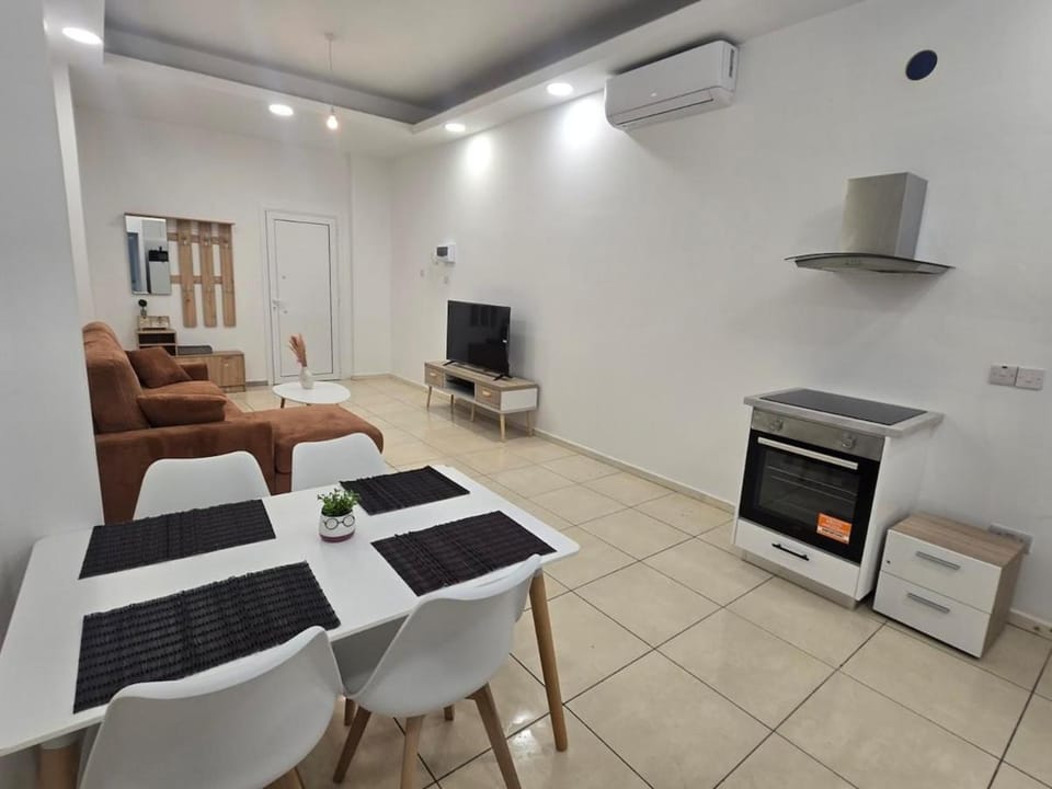 Communal lounge/ TV room, Kitchen or kitchenette, Living room, Seating area, Dining area, Evening entertainment