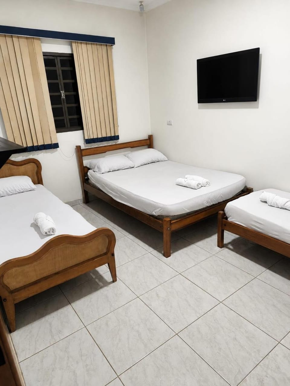 Espaço para Festas com Quartos, Piscinas, TV e Wi-Fi House in Trindade