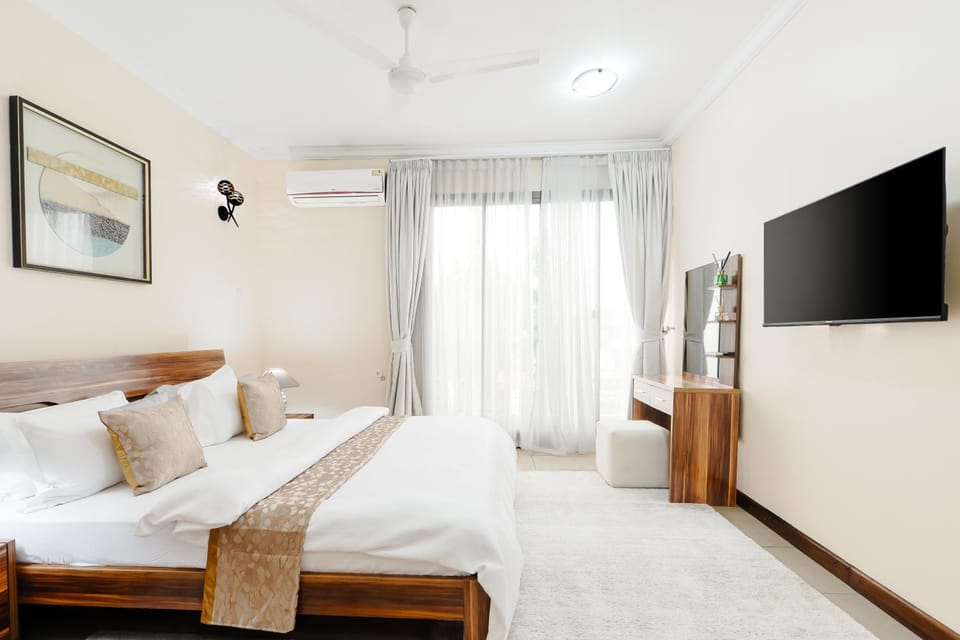 Bed, TV and multimedia, Photo of the whole room, Bedroom, towels, air conditioner