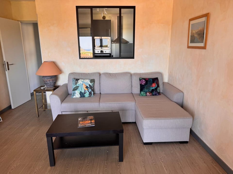 Kitchen or kitchenette, Living room, Seating area