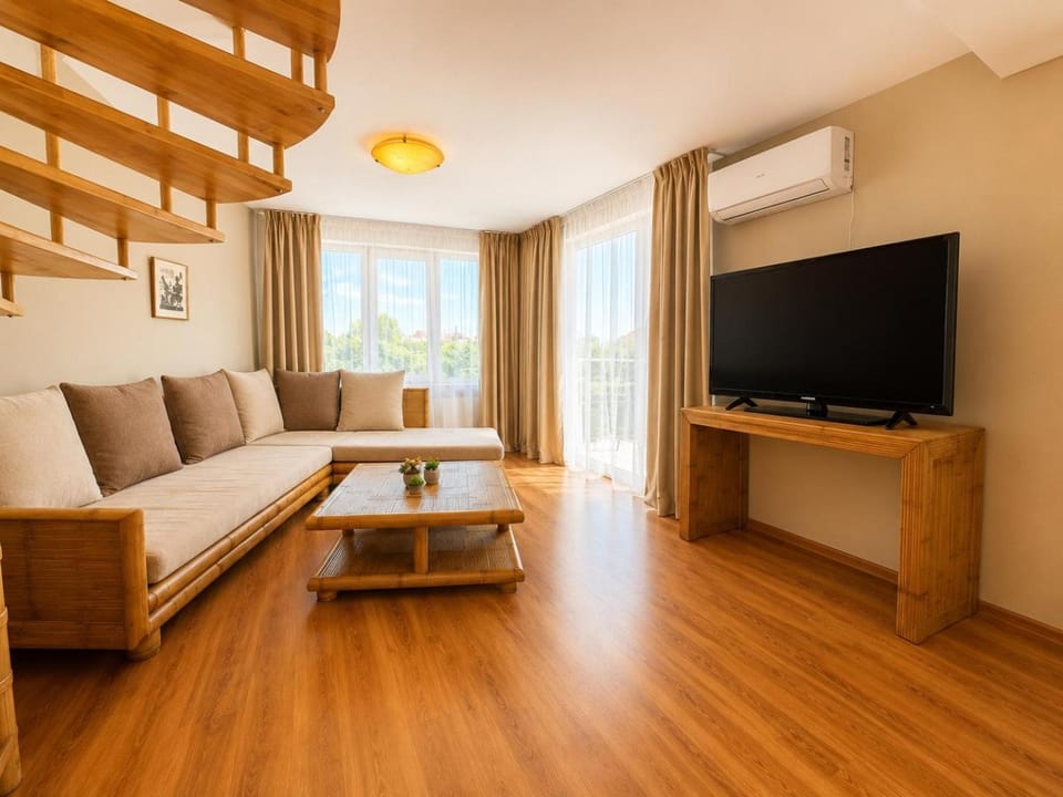 Communal lounge/ TV room, TV and multimedia, Living room, Seating area, Evening entertainment, air conditioner
