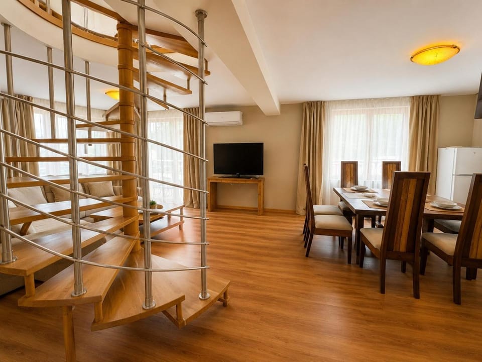 Communal lounge/ TV room, TV and multimedia, Living room, Seating area, Dining area, Evening entertainment, air conditioner