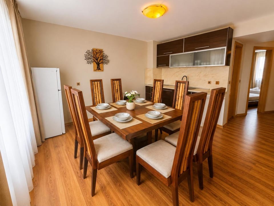 Kitchen or kitchenette, Living room, Seating area, Dining area