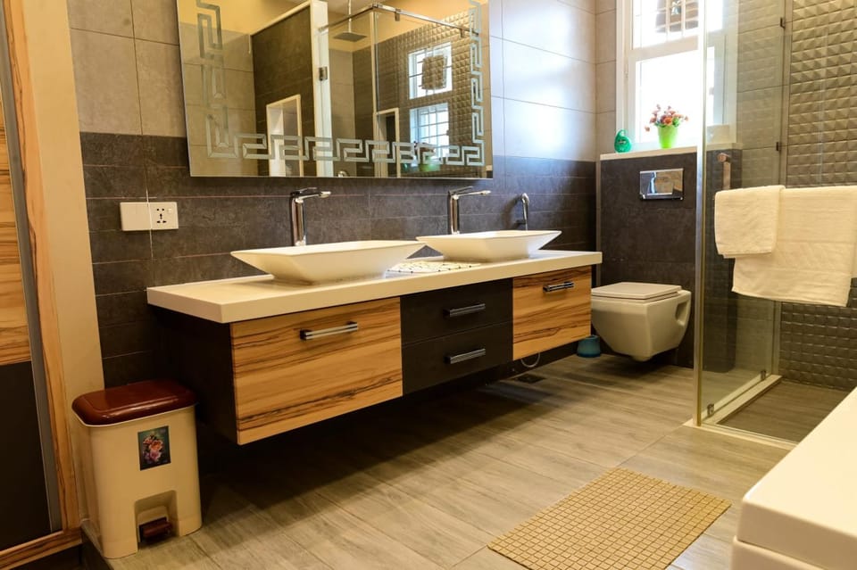 Shower, Toilet, Bathroom, Bath, towels