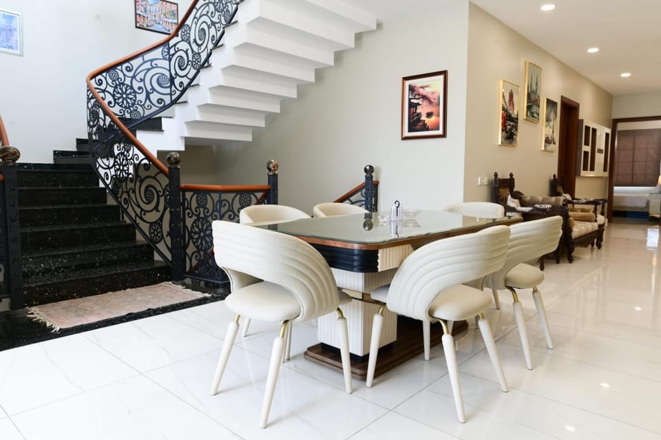 Seating area, Dining area