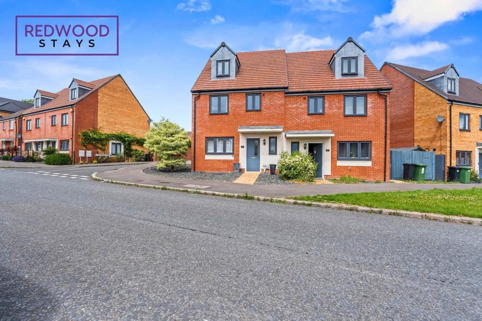 4 BR House with Private Garden 2X FREE Parking House in Basingstoke