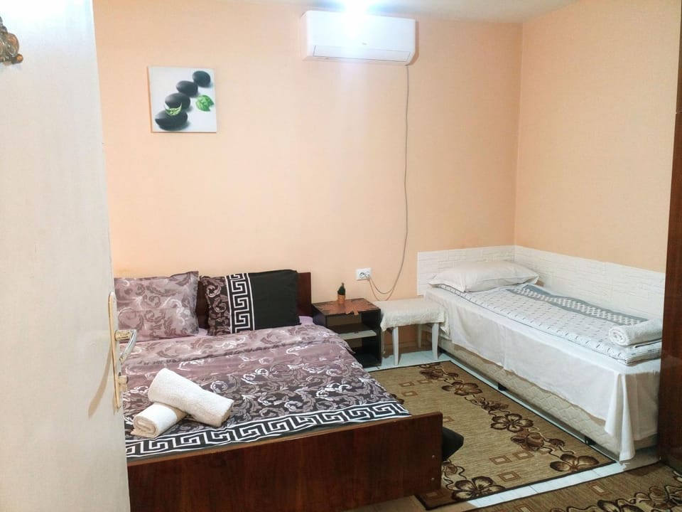 Bed, Bedroom, towels