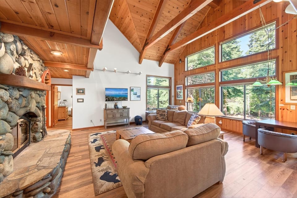 Keystone Lodge by Tahoe Getaways - 4BR near Downtown Truckee & Northstar! House in Sierra Nevada