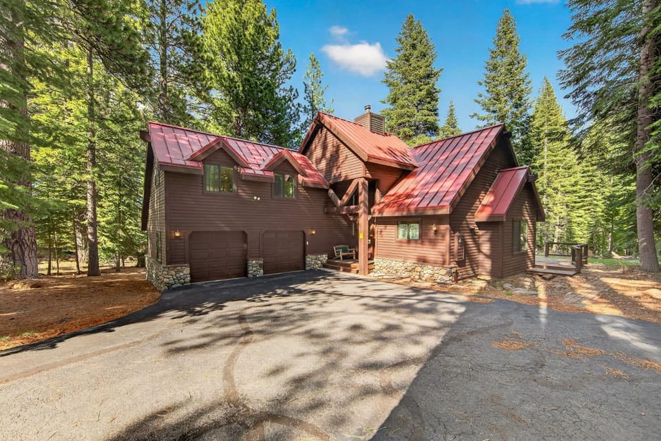 Keystone Lodge by Tahoe Getaways - 4BR near Downtown Truckee & Northstar! House in Sierra Nevada
